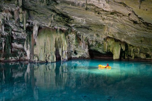 Gruta da Lagoa Azul (Mato grosso, Brésil) -  Cénote éclairé par la lumière du jour avec spéléo dans canot(SP-19-1227)