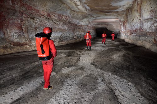 Gruta Pobo Jari ( Mato Grosso, Brésil) -  Colonne de personnages marchant dans galerie sèche au sol plat(SP-19-1296)
