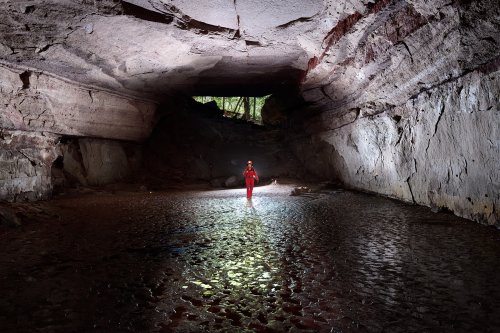 Gruta Pobo Jari ( Mato Grosso, Brésil) - Entrée de la grotte vue de l'intérieur. (SP-19-1282)