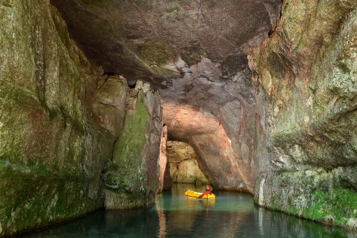 Gruta da Lagoa Azul (Mato grosso, Brésil) - Bateau sur le lac dans passage latéral (SP-19-1378)