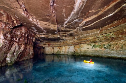 Gruta da Lagoa Azul (Mato grosso, Brésil) -  bateau sur le lac aux eaux bleues. Plafond de grès roses.(SP-19-1361)