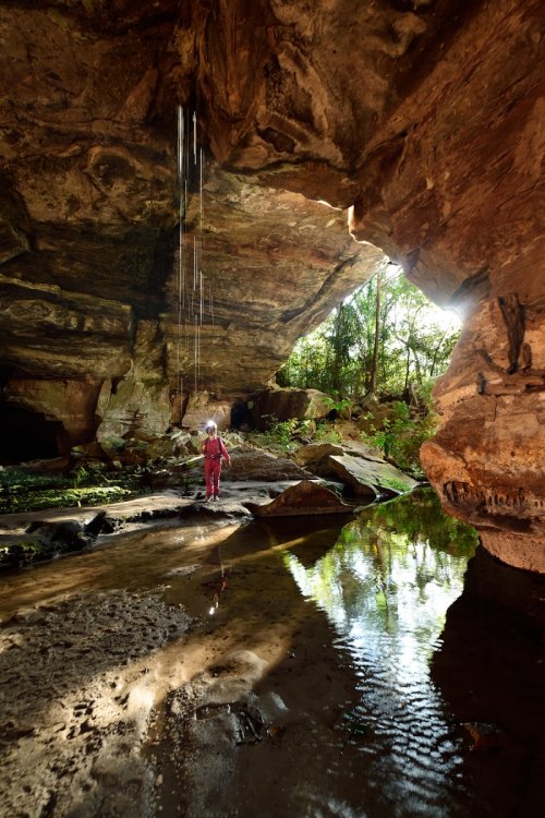 Gruta Aroe Eiari (Mato Grosso, Brésil) - Porche d'entrée au soleil se reflétant dans l'eau, vu de l'intérieur.(SP-19-1355)