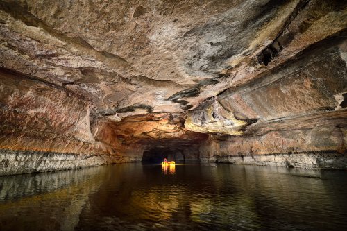 Gruta Aroe Eiari (Mato Grosso, Brésil) - Grande galerie dans les grès avec lac et bateau.(SP-19-1339)