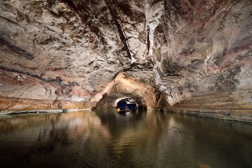 Gruta Aroe Eiari (Mato Grosso, Brésil) - Grande galerie dans les grès avec lac. Bateau en fond. (SP-19-1345)