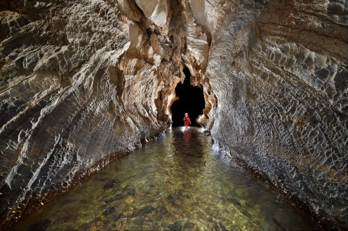 Gruta da Cerquinha ( Mato Grosso, Brésil) - Passage dans la rivière(SP-19-1257)