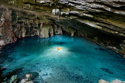 Gruta da Lagoa Azul (Mato grosso, Brésil) -  Cénote éclairé par la lumière du jour avec spéléo dans canot (éclairage sous le bateau)(SP-19-1214)