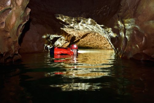 Gruta das Fadas (Mato Grosso do Sul, Brésil) - Passage à la nage dans la rivière(SP-19-1161)