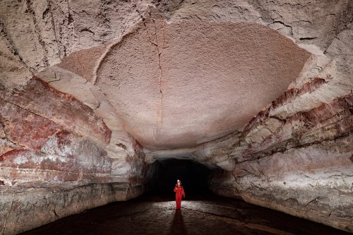 Gruta Pobo Jari ( Mato Grosso, Brésil) -  Galerie  creusée dans le grès rose avec sol et plafond plats (SP-19-1306.jpg)