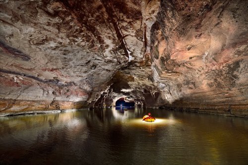 Gruta Aroe Eiari (Mato Grosso, Brésil) - Grande galerie dans les grès avec lac et bateau.(SP-19-1347)