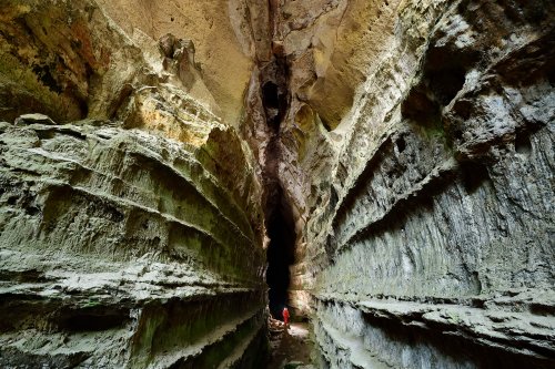 Gruta Kiogo Brado (Mato Grosso, Brésil) - Galerie avec parois verticales aux strates visibles(SP-19-1399)