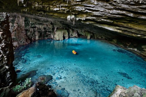 Gruta da Lagoa Azul (Mato grosso, Brésil) -  Cénote éclairé par la lumière du jour avec spéléo dans canot (vue d'ensemble)(SP-19-1212)