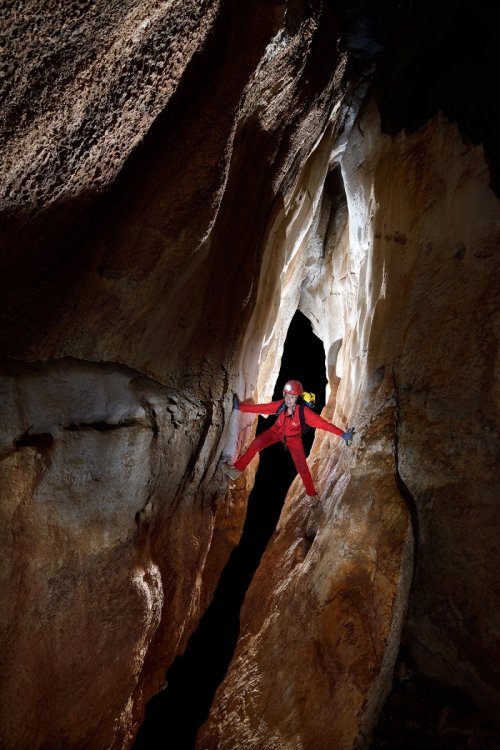 Gruta Pitangueras (Mato Grosso do Sul, Brésil) - Spéléo progressant dans un méandre. (SP-19-1006)