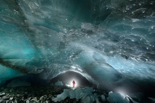 Grotte sous-glacière du glacier d'Arolla (Valais, Suisse) - Progression dans la galerie où coule la rivière(SP-19-1448)