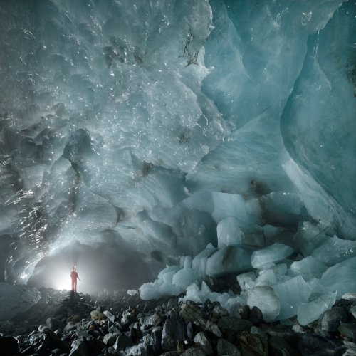 Grotte sous-glacière du glacier d'Arolla (Valais, Suisse) - Les blocs de glace effondrés sur la droite de la galerie incitent à identifier les écailles instables au plafond. La grotte se remplissait par moments d'un intense brouillard.(SP-19-1432)