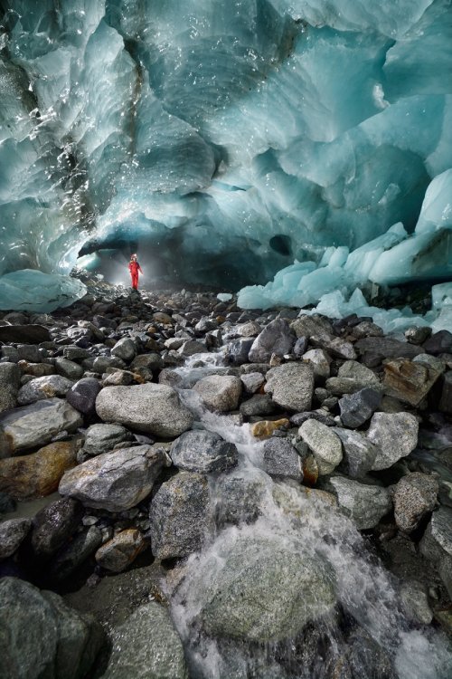 Grotte sous-glacière du glacier d'Arolla (Valais, Suisse) - La rivière coule au milieu des blocs de granite qu'elle a charriés(SP-19-1436)