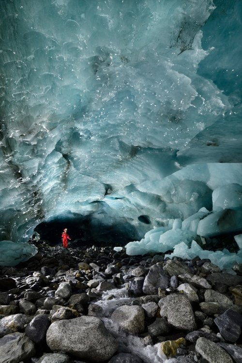 Grotte sous-glacière du glacier d'Arolla (Valais, Suisse) - La rivière coule au milieu des blocs de granite qu'elle a charriés(SP-19-1435)