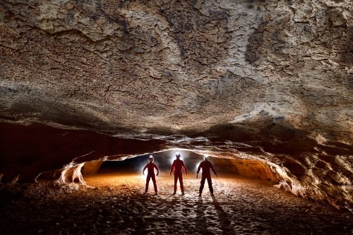 Grotte de Saint-Marcel d'Ardèche (galerie d'entrée) - Les envahisseurs (reprise d'une photo que j'avais faite pour la première fois en 1981 avec un flash magnésique) (SP-19-1728)
