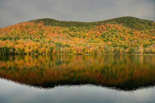 Echo Lake (Vermont, USA) -  Montagnes à l'automne se reflétant dans le lac ( avec ciel gris)(VO-19-2019)