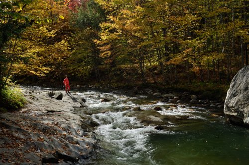 Warren Fall (Vermont, USA) - Personnage au bord de la rivière en amont de la cascade(VO-19-2095)