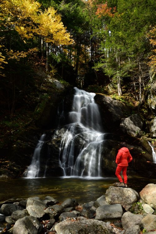 Texas waterfall (Vermont, USA) - Personnage devant la cascade avec effet de filé de l'eau(VO-19-2086)