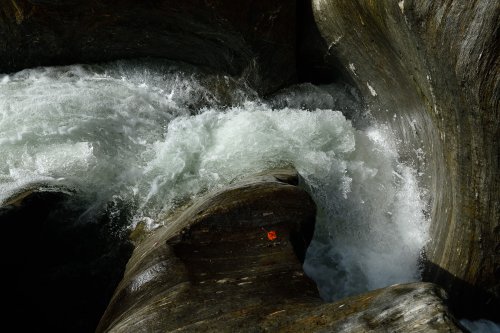 Warren Fall (Vermont, USA) - Personnage au bord de la rivière en amont de la cascade(VO-19-2098)