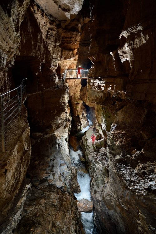 Abîme de Bramabiau (Gard) - Vue sur la rivière souterraine à partir de la passerelle de la partie aménagée(SP-19-2042)