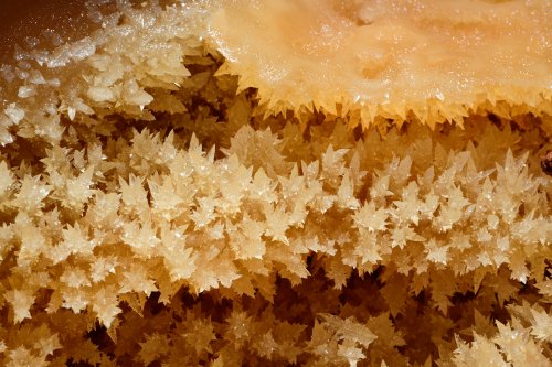 Grotte de Dargilan (réseau de l'Eglise) - Détail de cristaux de calcite dans un  gour(SP-19-2013)