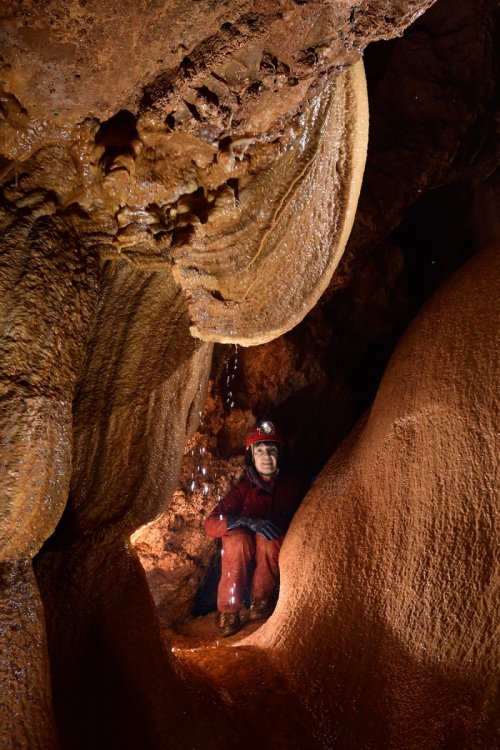 Grotte de Dargilan (réseau de l'Eglise) - Disque - draperie avec l'eau ruisselant sur sa tranche(SP-19-2004)