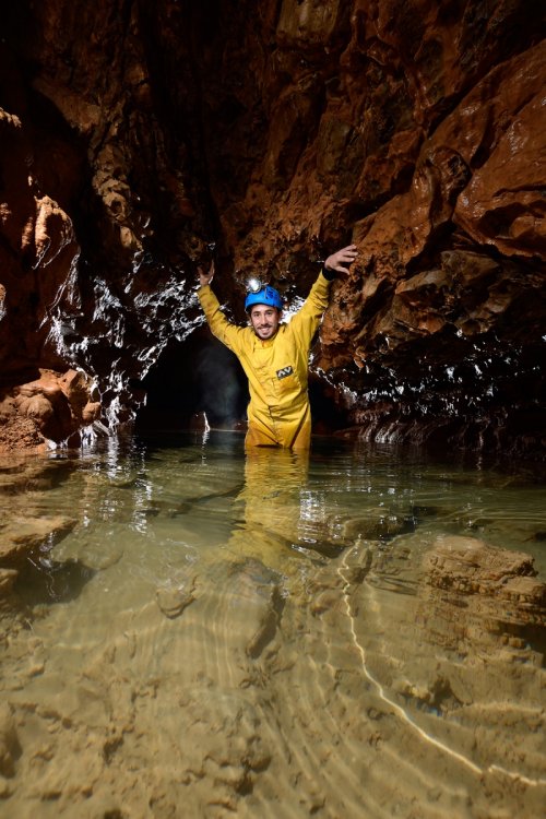 Grotte du sergent (Hérault) - Petite galerie avec de l'eau. Rémi s'est dévoué pour poser. L'eau est éclairée par un flash placé au dessus, deux flashs sont en contre jour derrière lui et un dernier dans un snoot l'éclaire.(SP-19-2105)