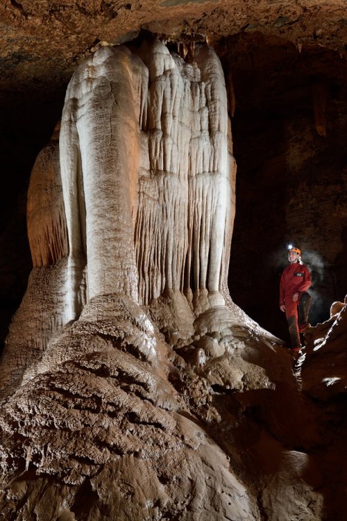 Grotte du sergent (Hérault) - Grande colonne dans la salle finale. Dans un premier temps, il a été mis deux flashs latéraux pleine puissance pour éclairer chaque côté de la colonne. Un troisième flash a été ajouté pour éclairer le talus argileux à la base de la colonne (quart de puissance). Pour terminer, le modèle a été placé à côté de la colonne, avec un flash en contre-jour derrière lui et un flash dans un snoot pour l'éclairer. Il est important de mettre les flashs les uns après les autres pour bien apprécier leur apport dans la photo et les régler individuellement.(SP-19-2088)