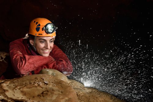 Cette cavité située dans les monts de St Guilhem est une "classique"spéléologique bien connue. Sa galerie principale  (la Grande Branche) est visitée aussi bien par les spéléologues que par les randonneurs. On peut y voir plusieurs salles aux concrétions massives .