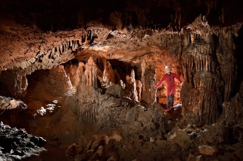 Grotte du sergent (Hérault) - Petite salle près de l'entrée. L'étape suivante a consisté à éclairer le devant de la scène pour obtenir une photo plus illustrative (un flash sur la gauche et un flash éclairant le modèle).(SP-19-2075)