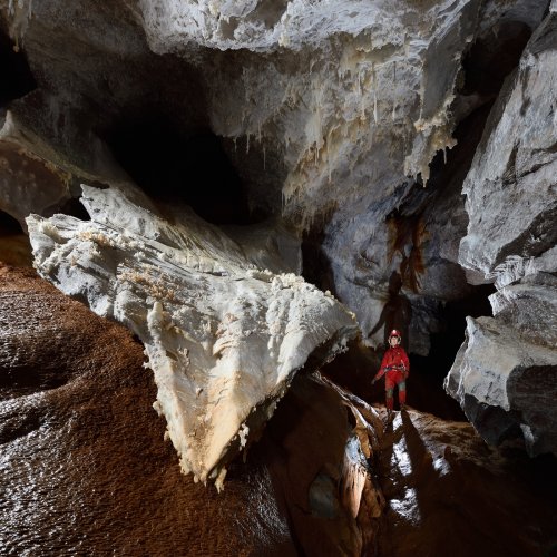 Grotte du Choufleur (Hérault) - "Le porte avion" : grande lame de calcaire blanc découpée par l'érosion(SP-19-2150)