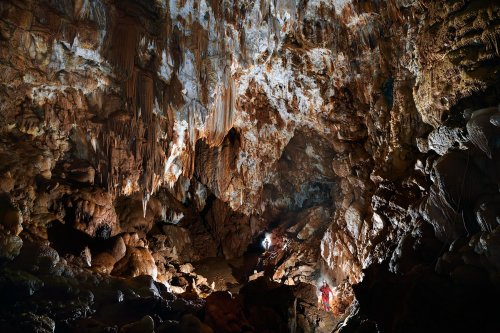 Grotte du Choufleur (Hérault) - Deux spéléos traversant la grande salle(SP-19-2157)