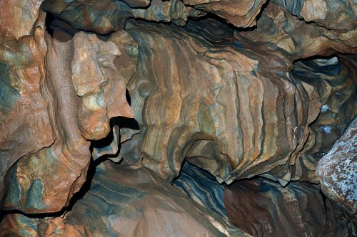 Grotte de Roquebleue (Hérault) - Détail de la roche dans la salle du "salon de thé", avec des mélanges subtils de bleu et d'ocre (SP-20-0051)