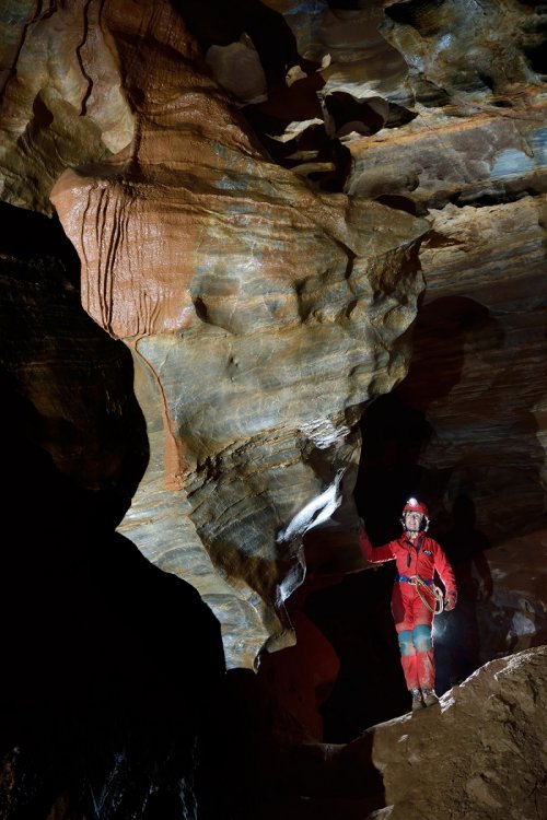 Grotte de Roquebleue (Hérault) - Bloc érodé de calcaires rubanés bleus (SP-20-0050)