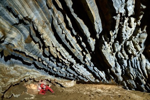 Grotte de Roquebleue (Hérault) - Strates érodées de calcaires rubanés bleus au plafond d'une petite salle(SP-20-0030)