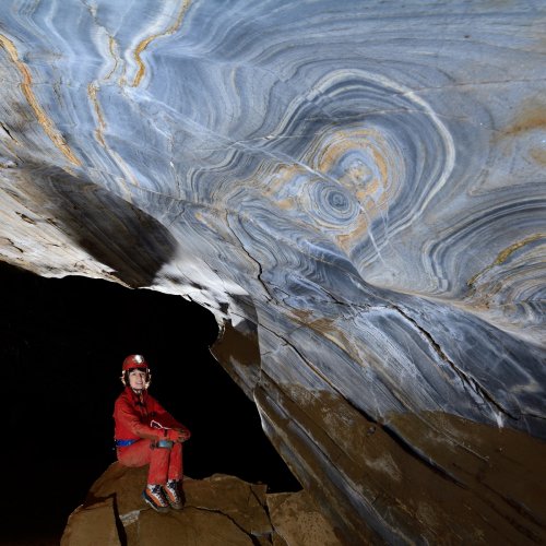 Grotte de Roquebleue (Hérault) - Détail d'une figure dans les calcaires rubanés bleus(SP-20-0004)