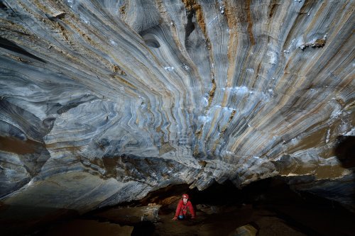 Grotte de Roquebleue (Hérault) - Passage bas dans une galerie creusée dans les calcaires rubanés bleus (SP-20-0019)
