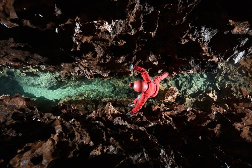 Grotte de Clamouse (réseau inférieur) - Progression en opposition au dessus de la rivière dans une diaclase (SP-20-0070)