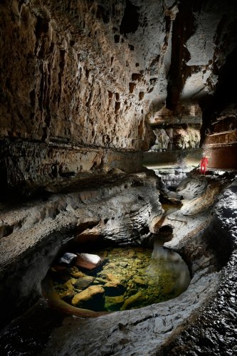 Goule Sauvas (Ardèche) - Galerie d'entrée avec les vasques d'eau. Ce cliché a été réalisé avec un seul petit flash en faisant plusieurs photos qui ont ensuite été assemblées en post-production.(SP-20-0136)