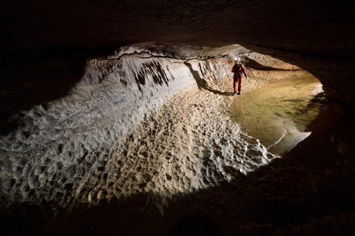 Event de Peyrejal (Ardèche) - Galerie en conduite forcée avec coups de gouge au sol st sur les parois(SP-20-0133)