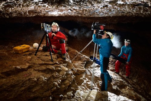 Grotte de Prérouge (Savoie) - Tournage d'une scène avec le laser permettant une reconstitution de la cavité en 3D (Stéphane Jaillet et Martin Figère)(SP-20-0082)