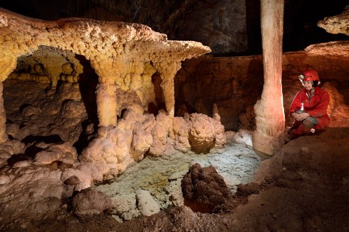 Grotte du Sud de l'Arizona (USA) - Spéléo fond d'un grand gour avec "champignons" cristallisés sur les bords(SP-20-0206)
