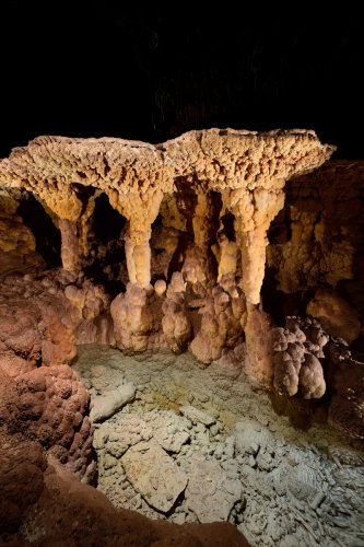 Grotte du Sud de l'Arizona (USA) - Grand gour avec "champignons" cristallisés sur les bords(SP-20-0196)