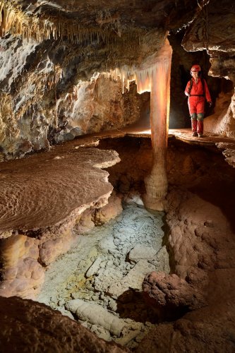 Grotte du Sud de l'Arizona (USA) - Spéléo au dessus d'un grand gour avec cristallisations ("Le bain romain")(SP-20-0195)