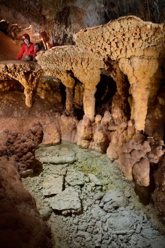 Grotte du Sud de l'Arizona (USA) - Spéléo au dessus d'un grand gour avec "champignons" cristallisés sur les bords (SP-20-0200)