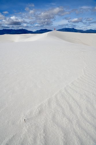 White Sands National Park (Nouveau Mexique, USA) - Grande dune de sable blanc avec personnage en rouge au sommet (VO-20-0400)