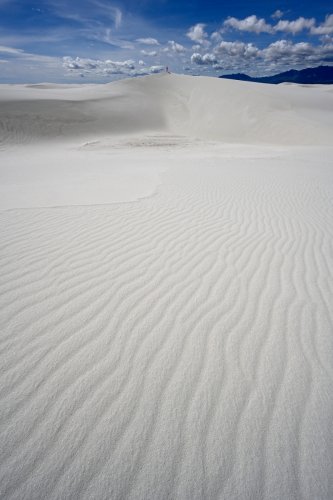 White Sands National Park (Nouveau Mexique, USA) - Grande dune de sable blanc avec rides en premier plan et personnage en rouge au sommet(VO-20-0387)