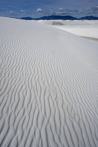 White Sands National Park (Nouveau Mexique, USA) - Détail des rides d'une dune de sable blanc avec montagne en fond(VO-20-0353)
